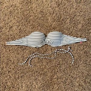 Strapless bikini top.